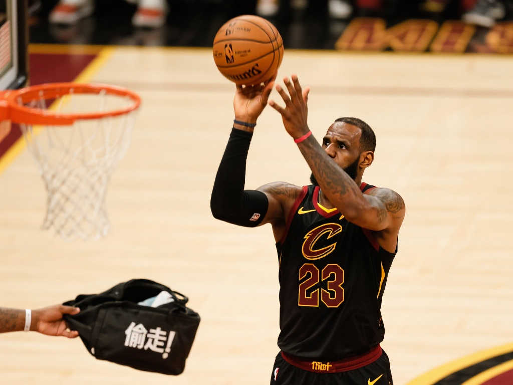 詹姆斯三分手感冰封,过去3场15投全失,谁拿走了他的准星? 詹姆斯三分手感冰封,过去3场15投全失,谁拿走了他的准星?